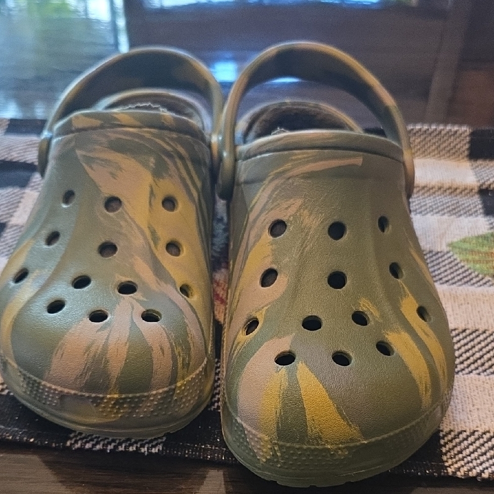 CROCS Camouflage  Fuzzy Insides W9 M7